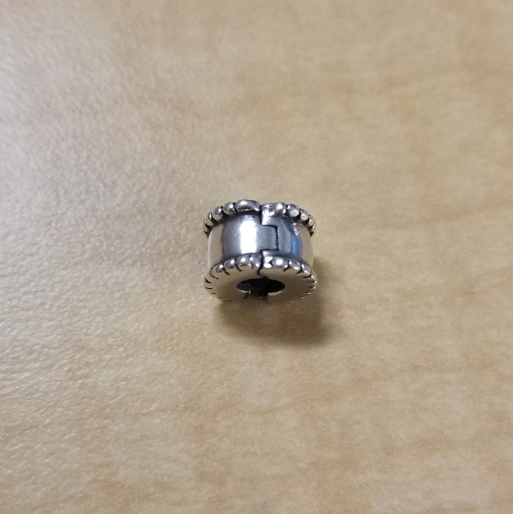 Pandora Beveled Clip